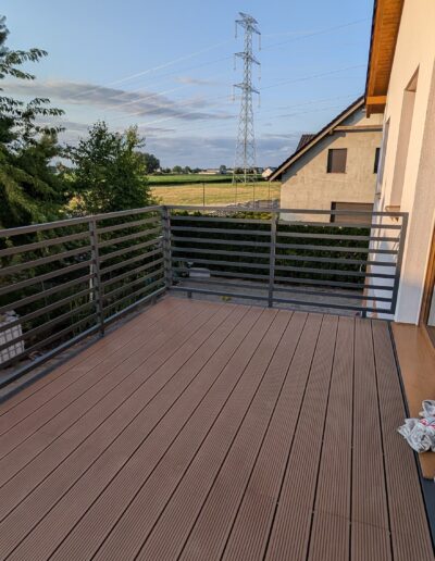 Balkon dostawny stalowy zamontowany do ściany budynku mieszkalnego