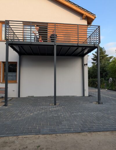Balkon dostawny stalowy zamontowany do ściany budynku mieszkalnego