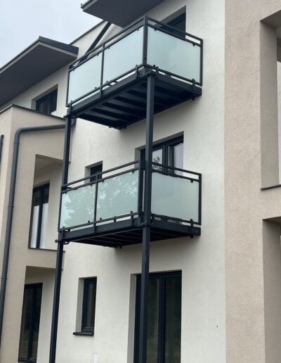 Balkon stalowy dostawny wielokondygnacyjny przy bloku mieszkalnym