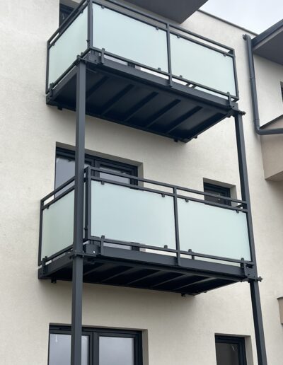 Balkon stalowy dostawny wielokondygnacyjny przy bloku mieszkalnym