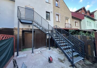 Stalowe schody kątowe z podestami pośrednimi