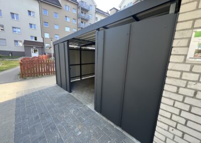 Wiata śmietnikowa z ramą stalową i wypełnieniem z blachy perforowanej