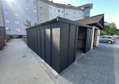 Wiata śmietnikowa z ramą stalową i wypełnieniem z blachy perforowanej