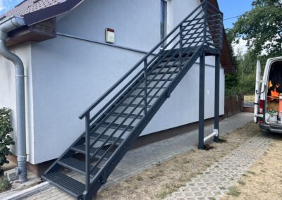 Zewnętrzne schody stalowe prowadzące na piętro budynku