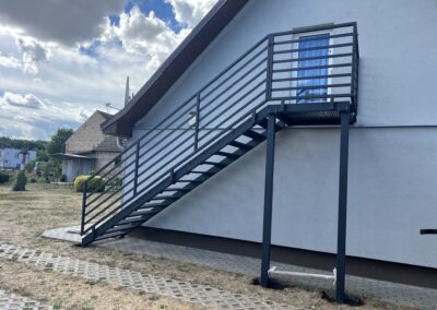 Zewnętrzne schody stalowe prowadzące na piętro budynku